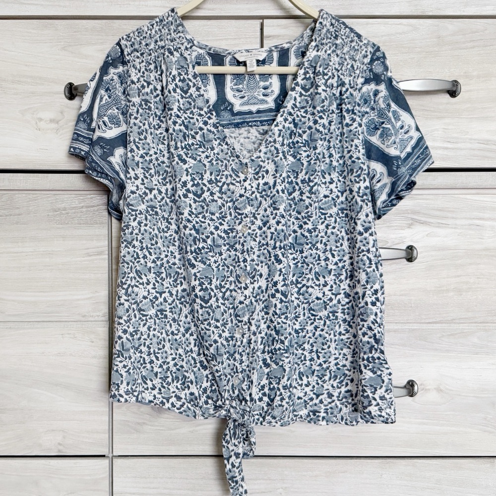 Lucky Brand Cropped Paisley Floral Print V-Neck Blouse White and Blue Size Small